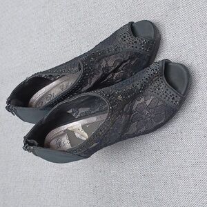 De Blossom Collection Elegant Black Lace Peep-Toe Heels Size 7 Used Pre-owned